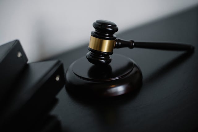 judge-hammer-black-table