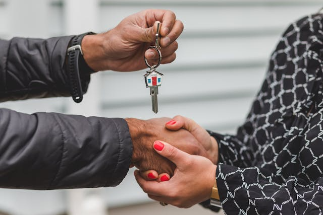 two-people-shaking-hands-and-exchanging-house-keys.png
